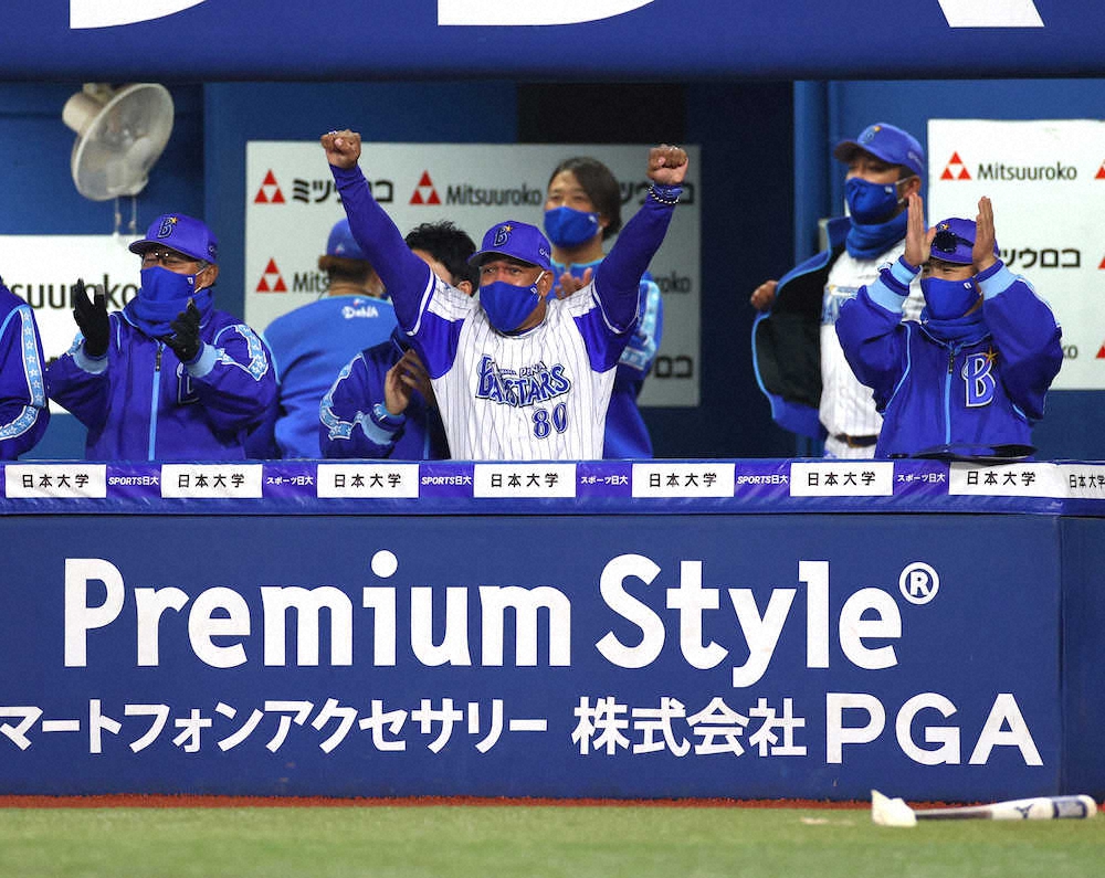 【画像・写真】DeNA・ラミレス監督「悔いはない。素晴らしい5年間」原監督のサプライズ花束＆ハグには涙