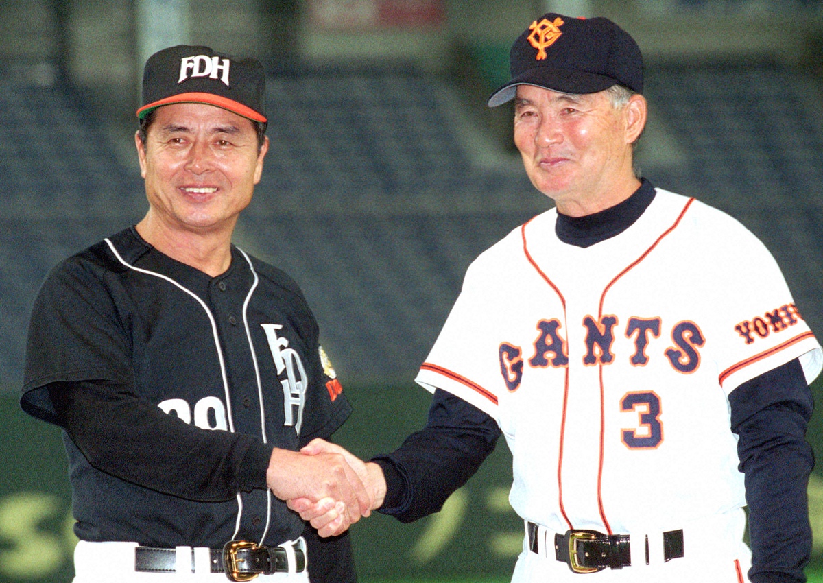 2000年の日本シリーズを前にダイエー・王貞治監督（左）と握手する巨人・長嶋茂雄監督（00年10月撮影）
