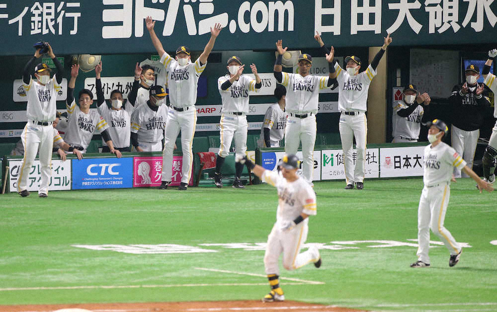 【画像・写真】ソフトB工藤監督日本一の誓い「4連覇できるように」　7回適時打の周東ねぎらう「褒めてあげたい」