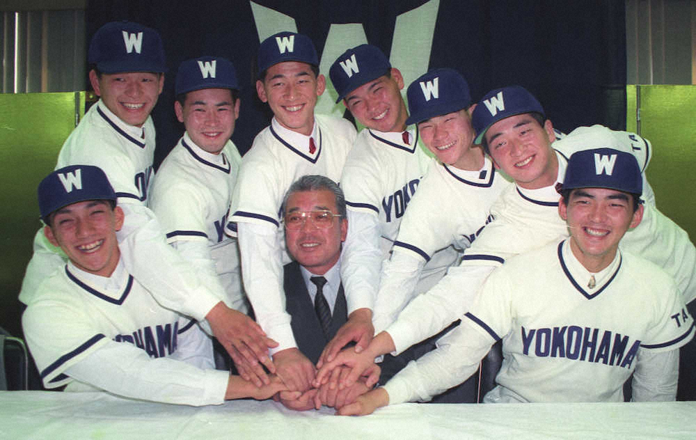 91年の入団発表会見、須藤監督（中）を囲み、笑顔の三浦（左から4人目）