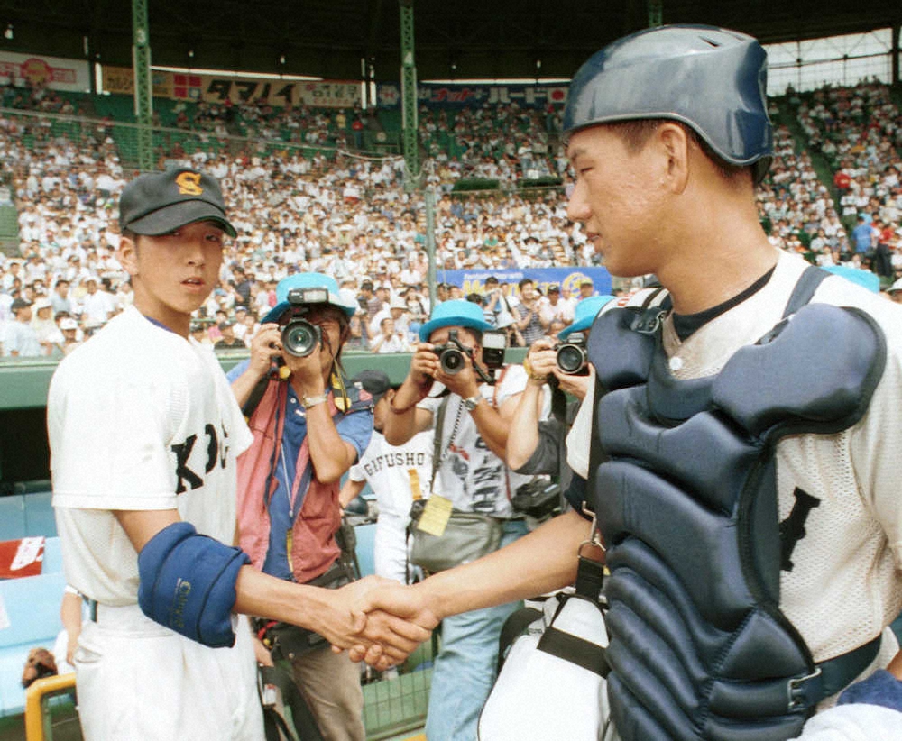 ＜第79回全国高校野球＞97年夏、旭川大を下し、握手する高知商・藤川球児（左）と順一の兄弟バッテリー