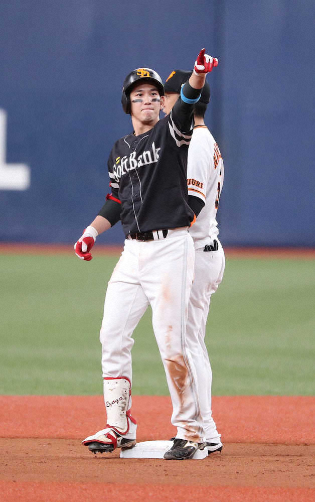 【画像・写真】ソフトバンク・栗原が菅野から4打点！　先制弾に貴重な追加点となる左中間2点二塁打　「集中して打てた」
