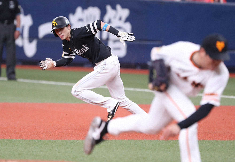 【画像・写真】ソフトバンクの周東がポストシーズン初盗塁成功　5点目の生還　巨人バッテリー止められず