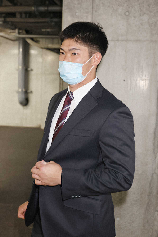 【画像・写真】広島・坂倉　倍増の1800万円で更改　石原慶の「31」引き継ぎ「ありがたいこと。受け止めてやる」