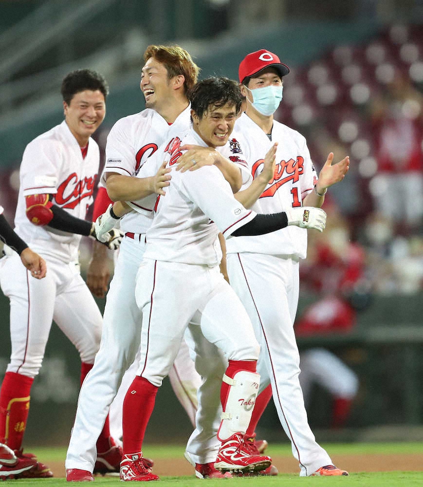 【画像・写真】広島・上本　2543日ぶり適時打“評価”され300万円アップ　「来年も頼むぞと言っていただいた」