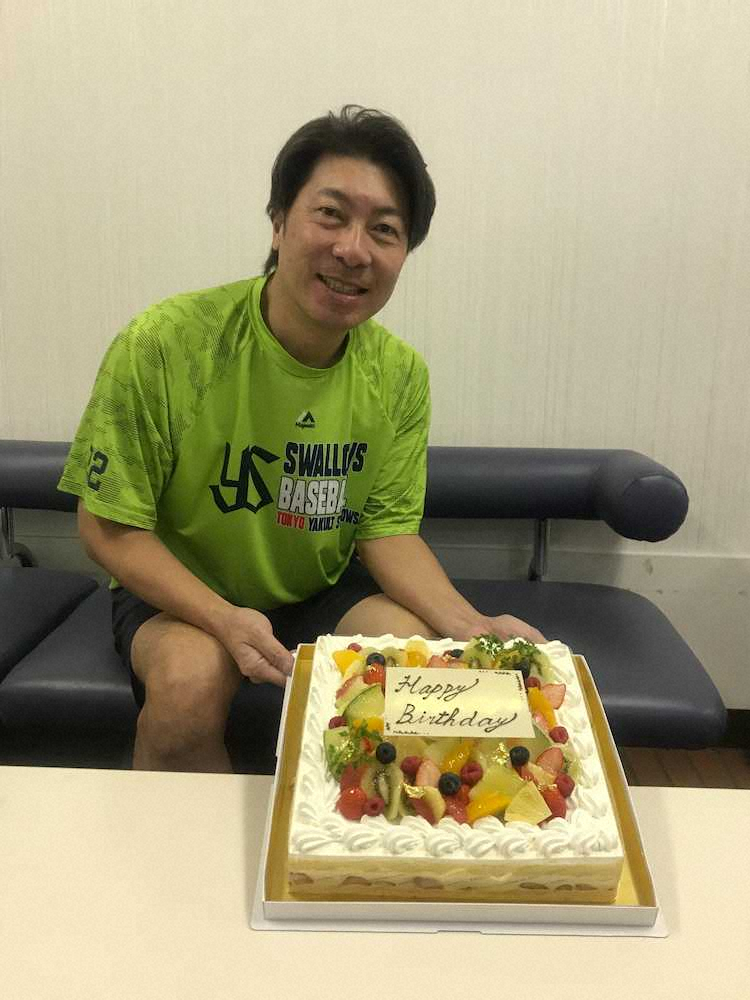 報道陣が用意した誕生日ケーキを前に笑顔のヤクルト高津監督
