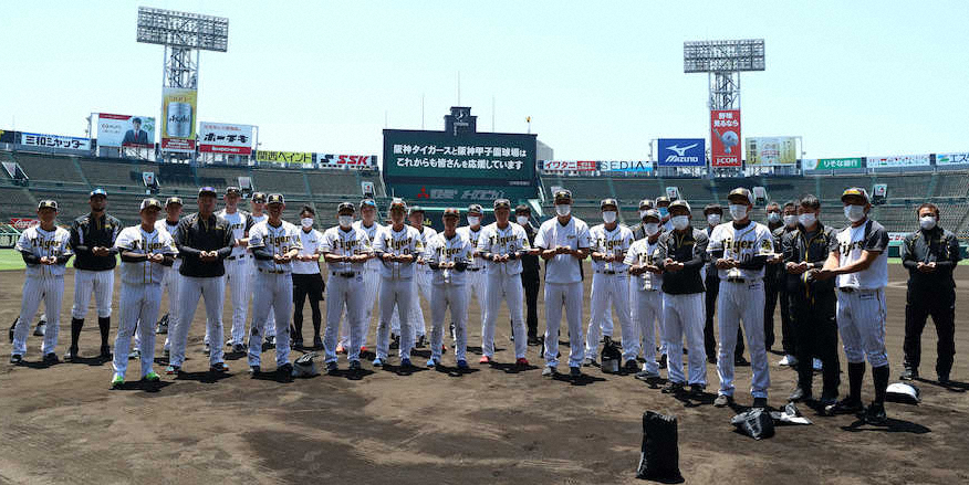 6月16日、高校球児に贈る甲子園の土を集めた阪神の選手たち（球団提供）