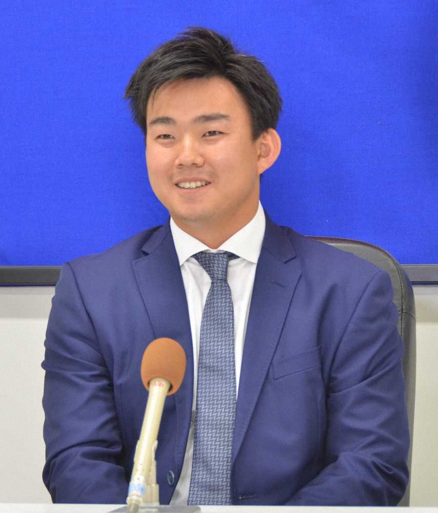 【画像・写真】1勝に終わった中日・小笠原は白旗　ほぼ25％ダウンに「見ての通り。結果がすべて」