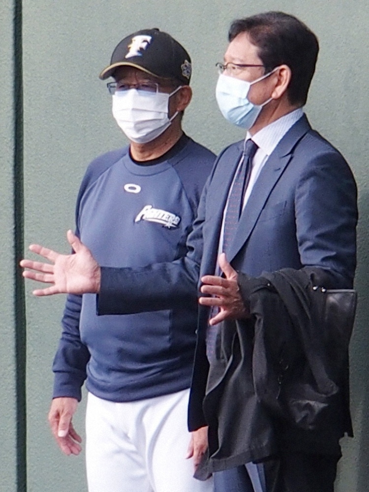 フェニックス・リーグを視察に訪れた栗山監督（右）と会話する日本ハム・原田2軍総合コーチ