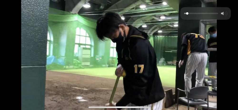 【画像・写真】阪神・矢野監督が発案！秋季練習打ち上げ、約2時間30分間の「甲子園大掃除締め」