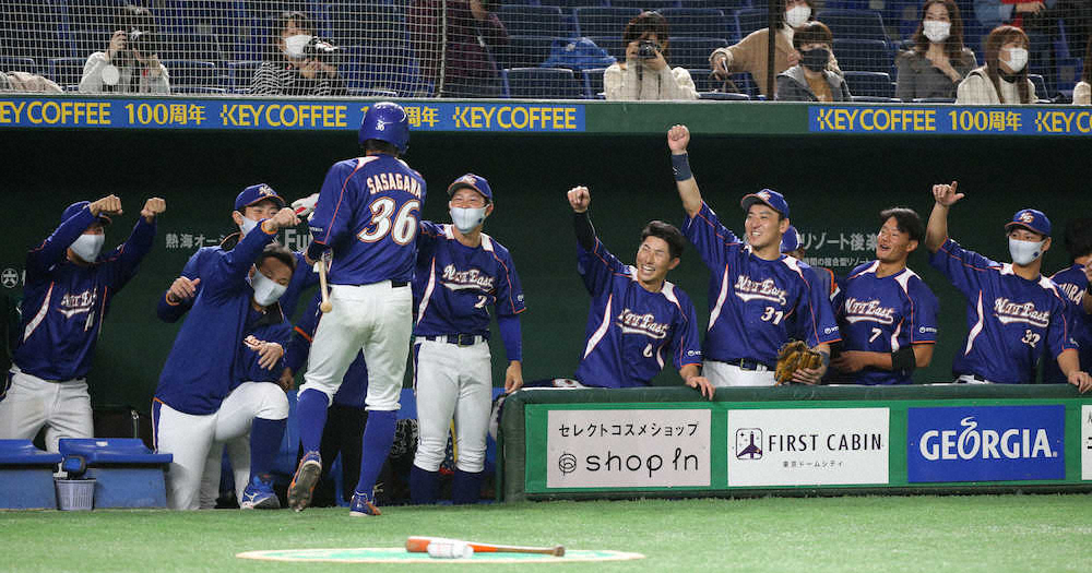 ＜NTT東日本・ヤマハ＞初回、先制2点タイムリー三塁打を放った笹川はナインの出迎えを受ける（撮影・森沢　裕）