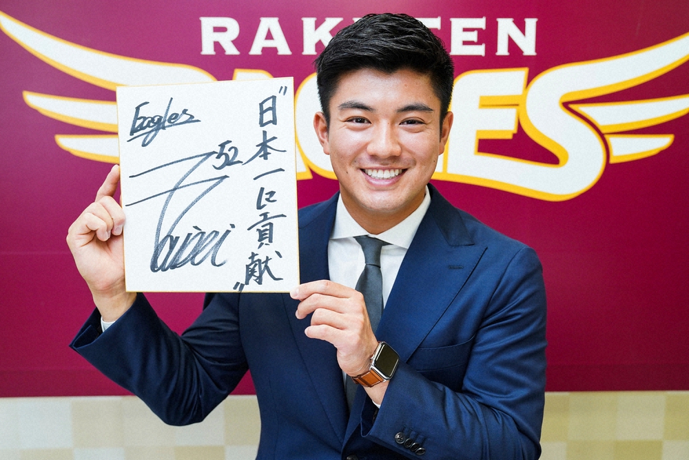 楽天のルーキー右腕・津留崎が200万円アップの年俸1200万円でサイン