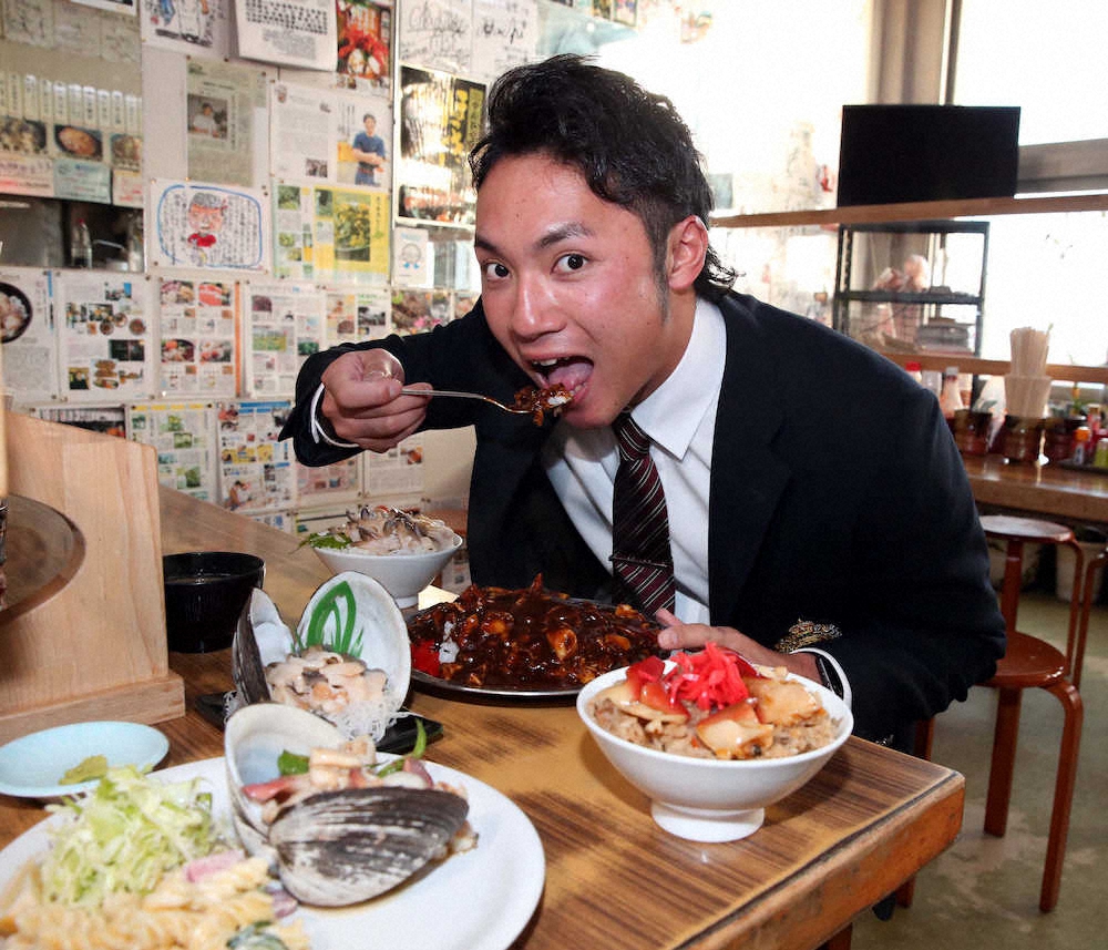 【画像・写真】超異例の漁港で入団交渉　日本ハムのドラ1、苫小牧駒大・伊藤が仮契約　父はタコ壺漁師