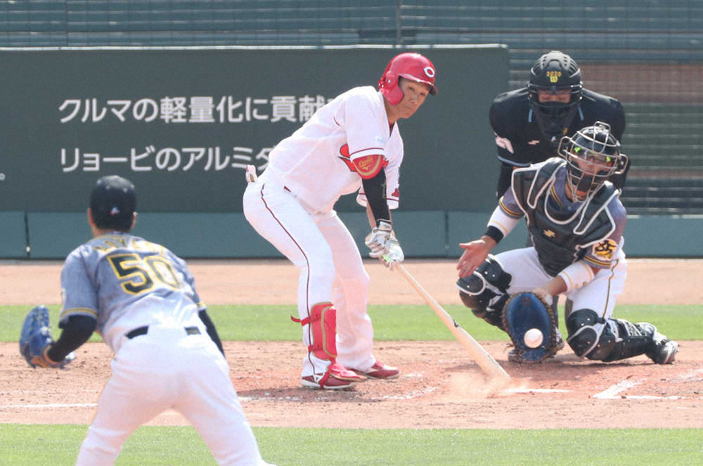 練習試合で、ワンバウンドした球で左前適時打を放った広島の西川　（撮影・奥　調）
