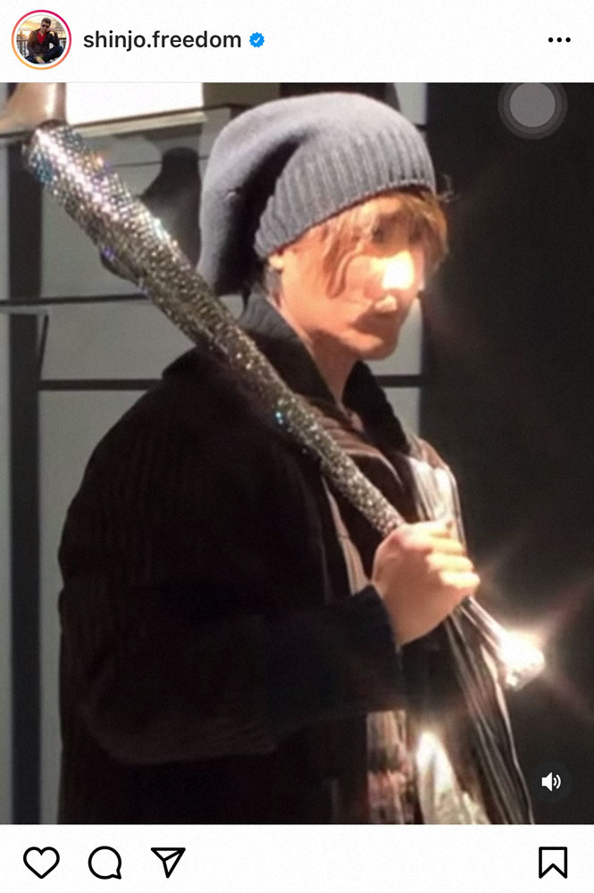 【画像・写真】新庄剛志氏が輝く特注バット披露　「ドルチェ＆ガッパーナバットだった!!」