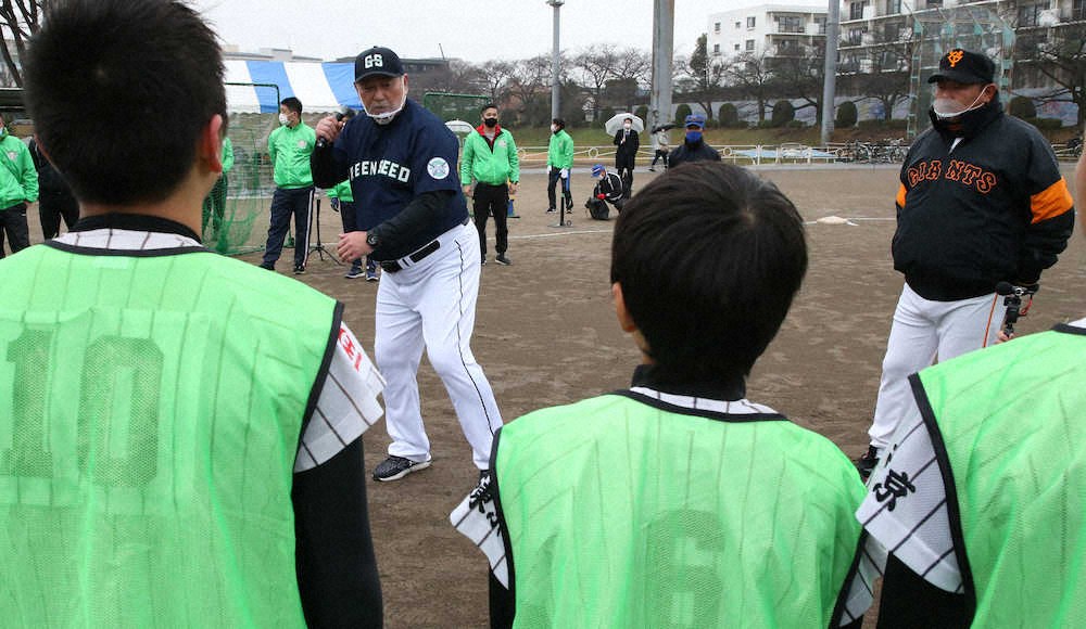 ＜レジェンド・ベースボール・フェス＞子供たちにバッティングを指導する清原氏。右はデーブ大久保氏　（撮影・森沢裕）
