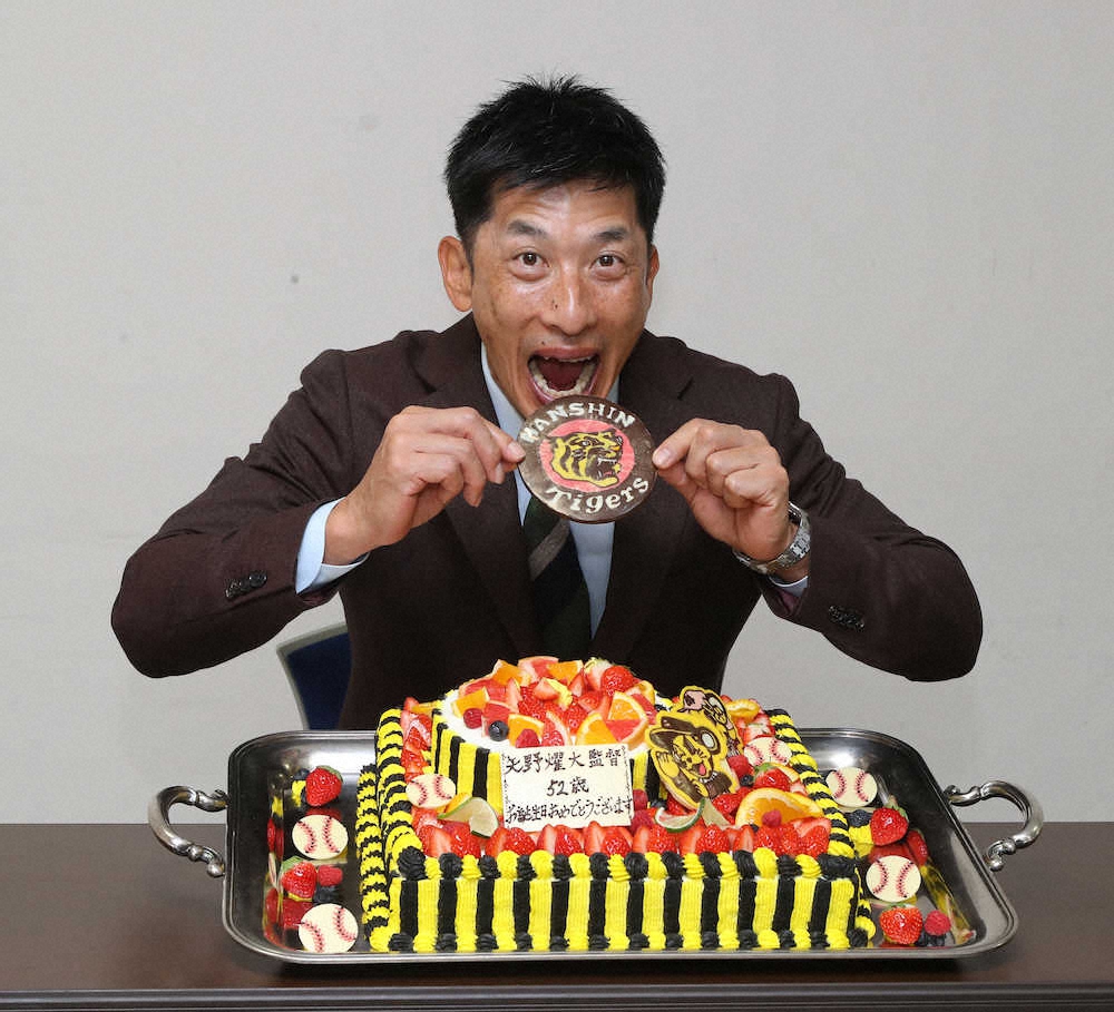 52歳の誕生日を迎え、ケーキを口にする矢野監督（撮影・大森　寛明）