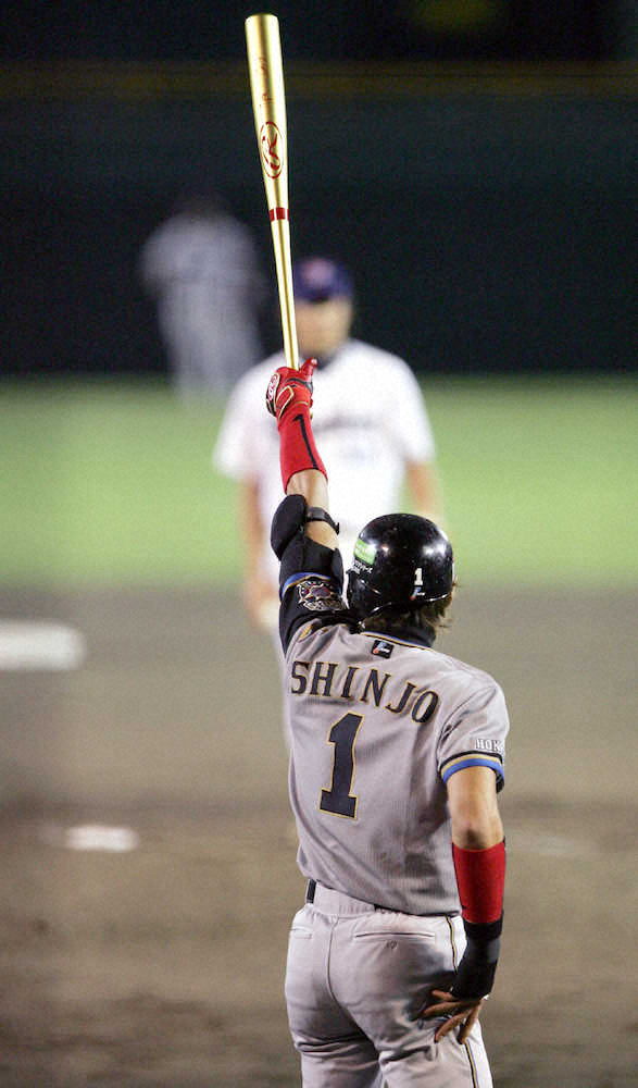 2005年オールスター第2戦の8回表1死一塁、黄金バットで予告ホームランのポーズをする代打の日本ハム・新庄