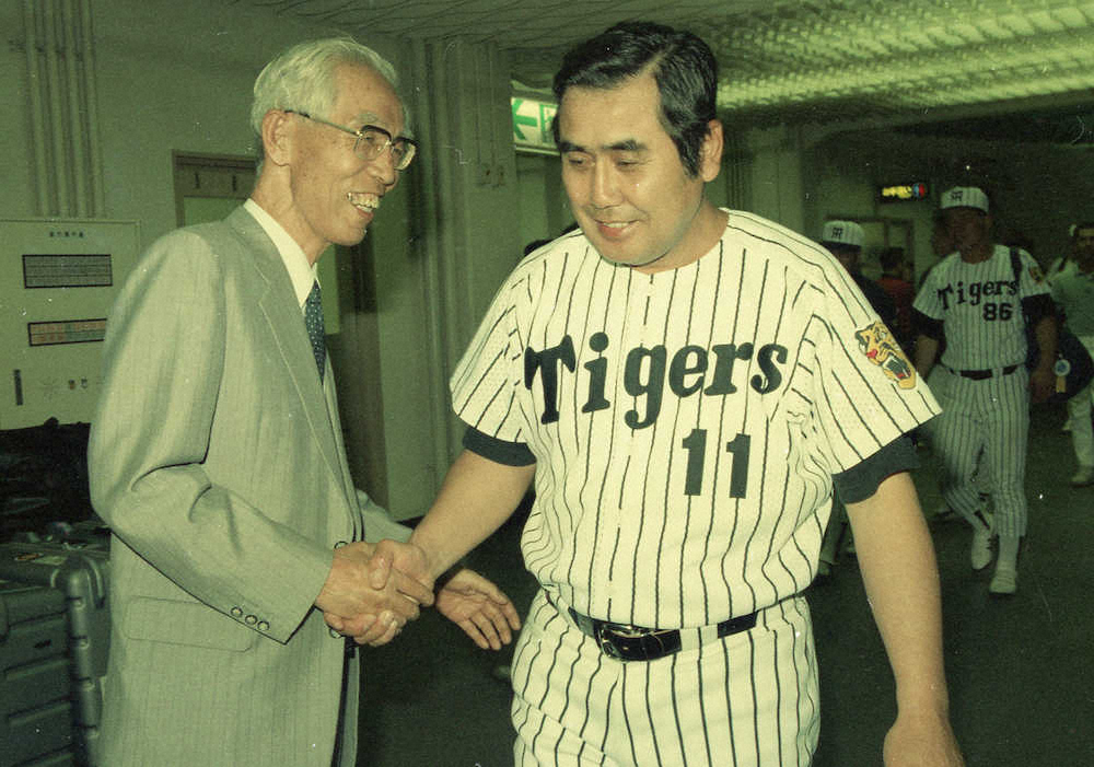 89年6月25日の試合後、見掛道大球団社長（左）と勝利の握手を交わす村山実監督