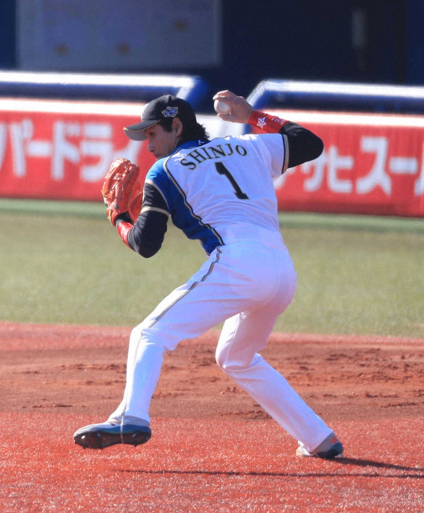 48歳の新庄剛志氏 日本ハム時代の背番号1つけ軽快な動き シートノックは三塁でハツラツプレー スポニチ Sponichi Annex 野球