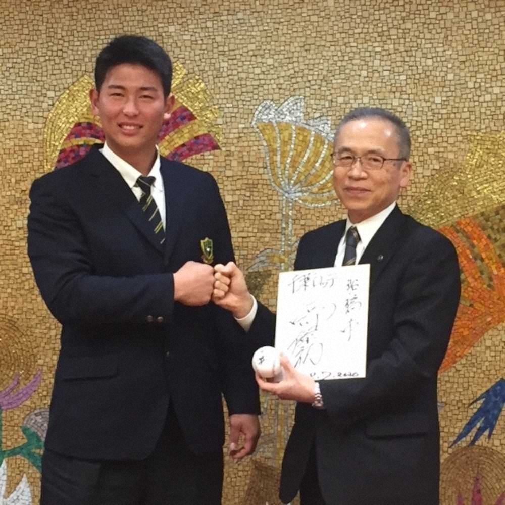 船橋市の松戸市長を表敬訪問した西川（左）