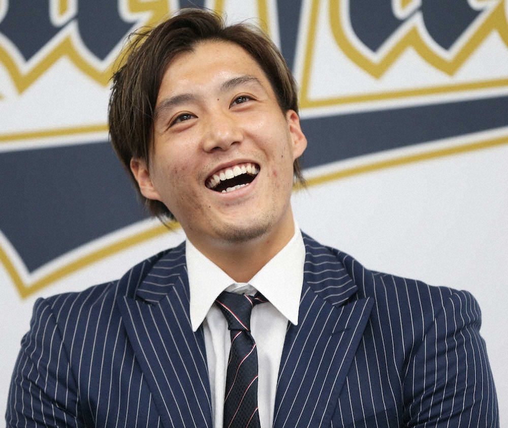 【画像・写真】“Wの喜び”オリックス・斎藤　年上女性との結婚発表　850万円アップで更改