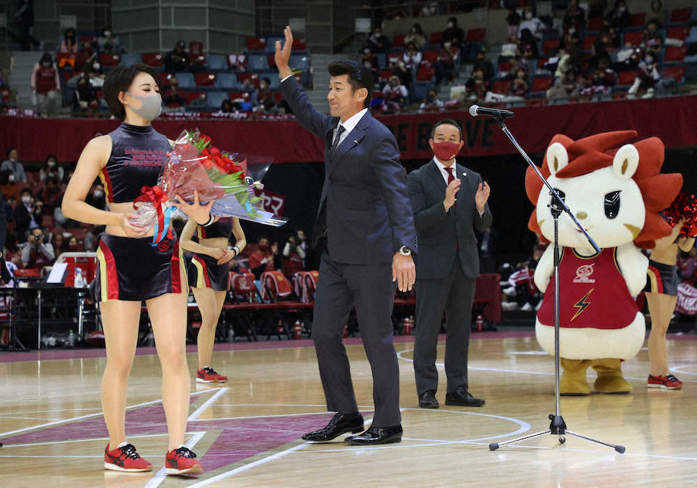 【画像・写真】DeNAの“番長”三浦監督が一日応援“番長”に就任　バスケBリーグ神奈川ダービー