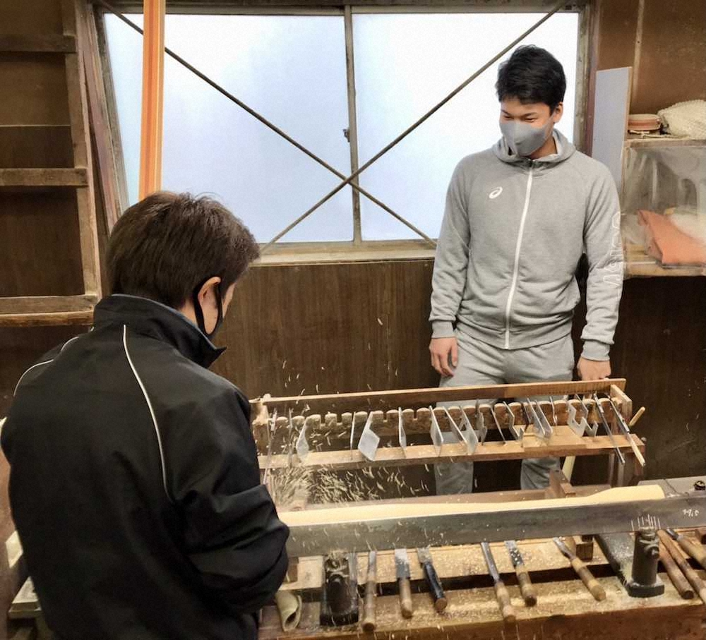 【画像・写真】中日・石川昂　バット工場訪問、2年目の飛躍へバランス重視の「完全オリジナル」の相棒作成