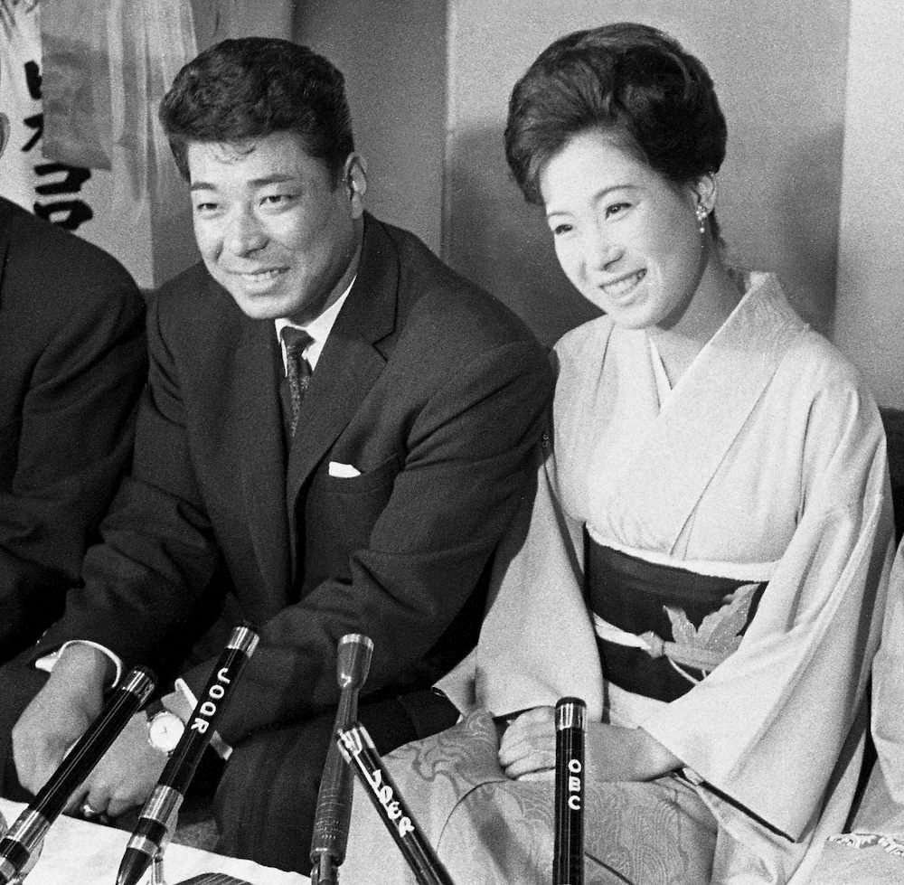 歌手・島倉千代子と婚約発表会見を行った阪神・藤本勝巳（1962年10月25日、東京・新橋の第一ホテル）