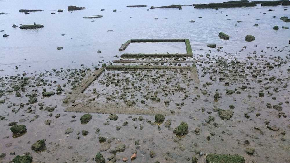 甲子園浜で干潮時、姿を現す初代阪神パークの遺構