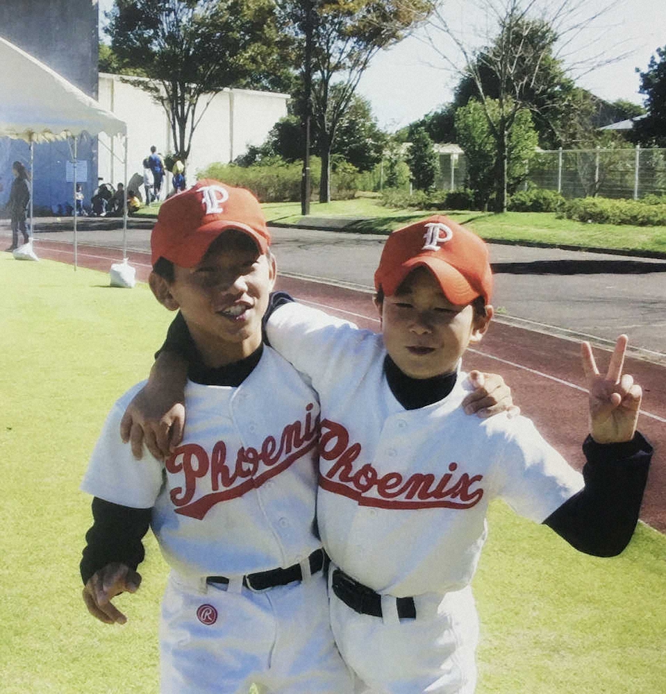少年野球大会でチームメートと記念撮影する伊藤将（左）（家族提供）