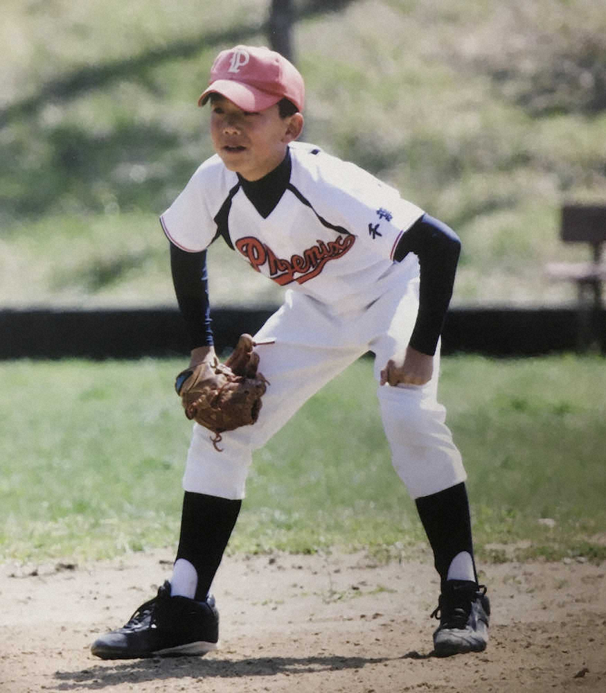 小学6年の少年野球大会で遊撃の守備をする伊藤将（家族提供）