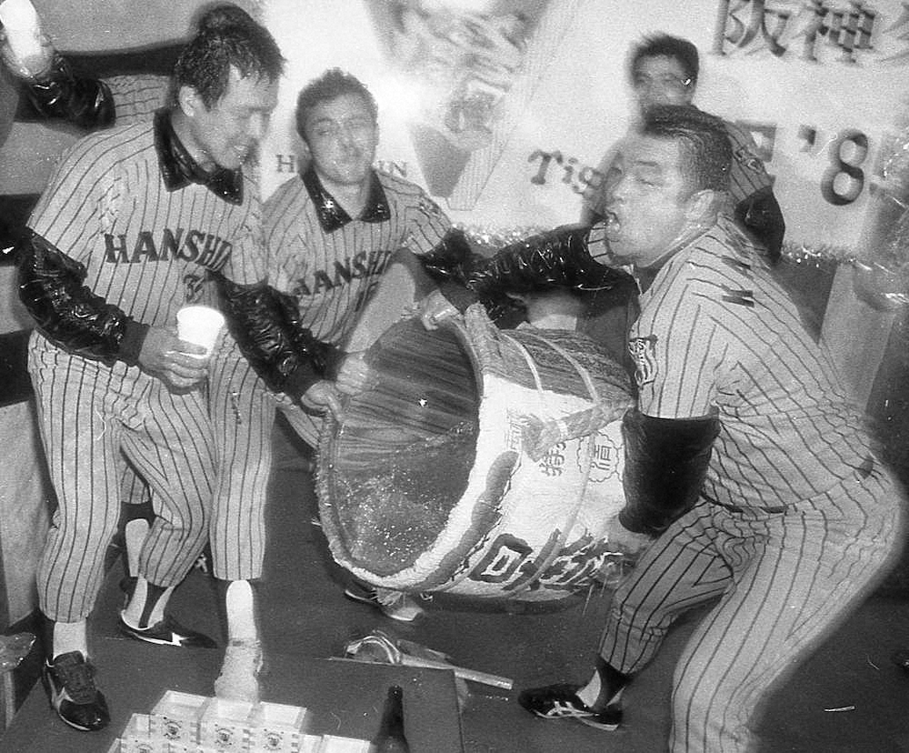 日本一に輝き、立川競輪場2階レストランで祝勝会を行った阪神の選手たち（1985年11月2日）