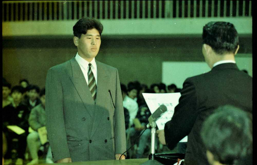 神崎工高・長井敬二校長から卒業証書を受ける中込（1989年2月27日、尼崎市・同校体育館）