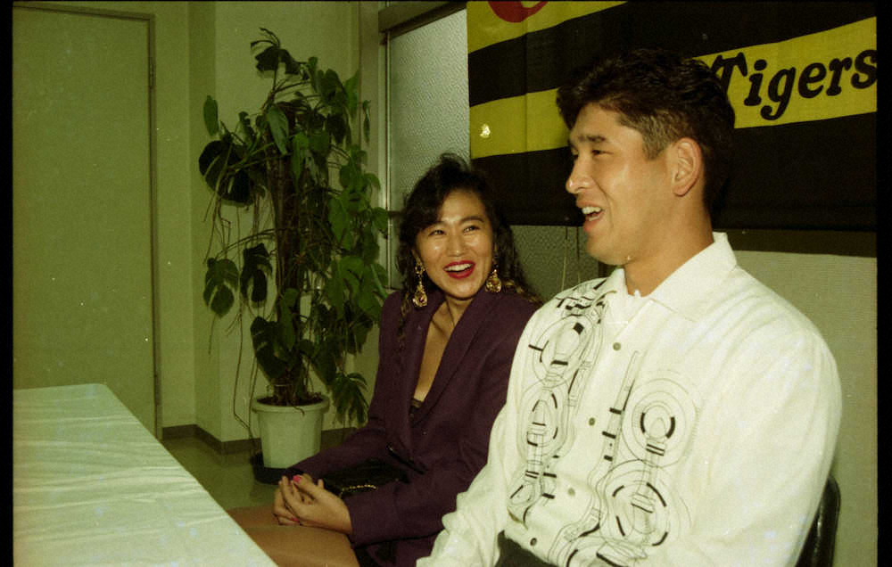 婚約を発表する阪神・中込伸投手と婚約者の藤川美加さん（1991年10月27日、甲子園球場内の球団事務所）