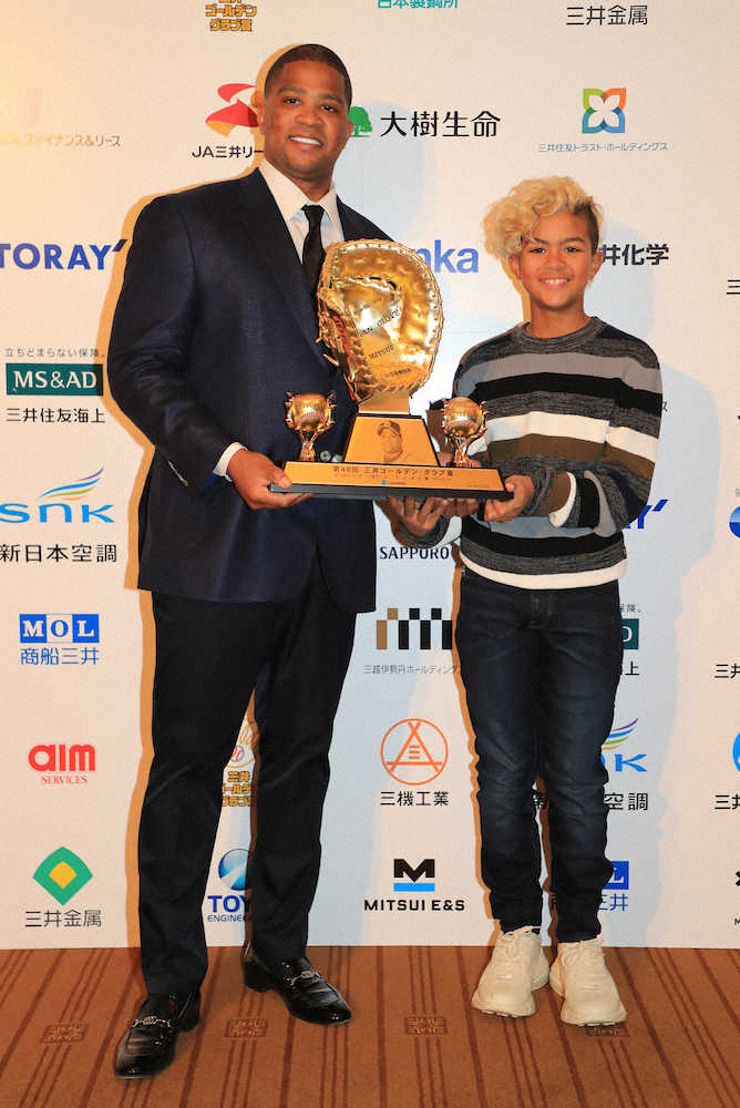 昨年12月、三井ゴールデングラブ賞を受賞し、ゴールデングラブトロフィを親子で持つ中日・ビシエド（左）と長男のジュニアくん（撮影・篠原岳夫）