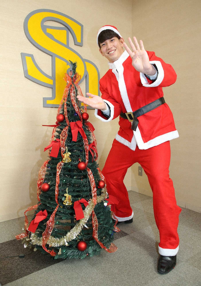 約4倍増で契約更改した栗原はサンタの格好でケバブポーズをして笑顔 撮影 岡田 丈靖 スポニチ Sponichi Annex 野球