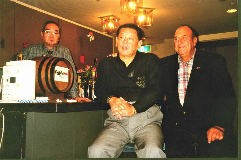 テレビのトーク番組収録で遠井吾郎氏（左）の経営するスナック「ゴロー」を訪れた江夏豊氏とジーン・バッキー氏（1999年7月7日）