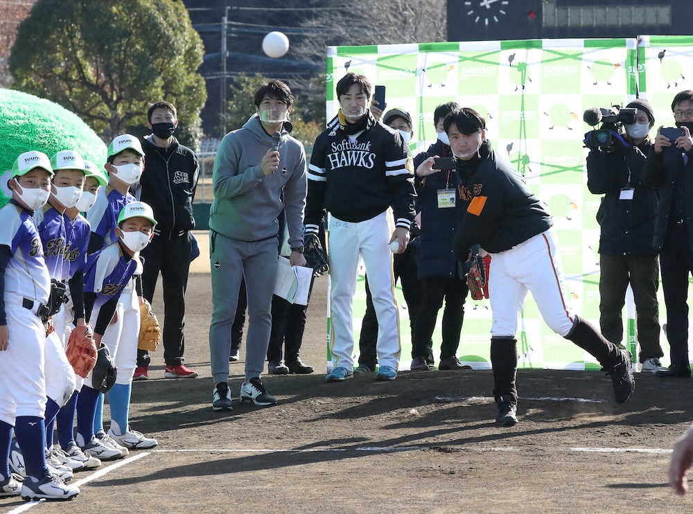 野球教室でストラックアウトに挑戦する巨人・杉内コーチ（右）とソフトバンク・和田（右から2人目）（撮影・岡田　丈靖）