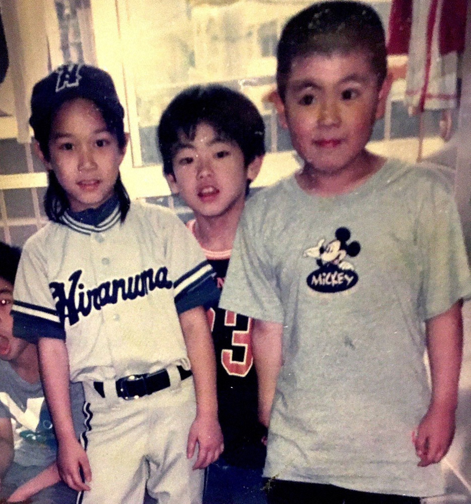 小学生の時に野球という逃げ場を見つけた小川氏（左）（本人提供）