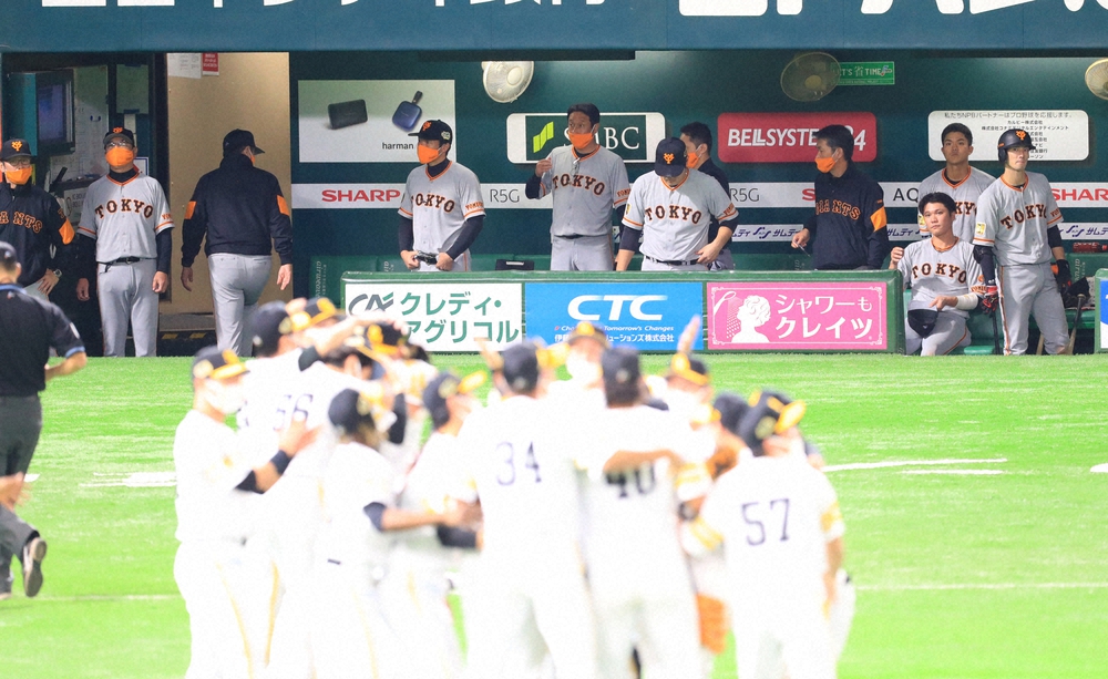 【画像・写真】　11月25日に4連勝で4年連続日本一を決め喜ぶソフトバンクナインと巨人ベンチ