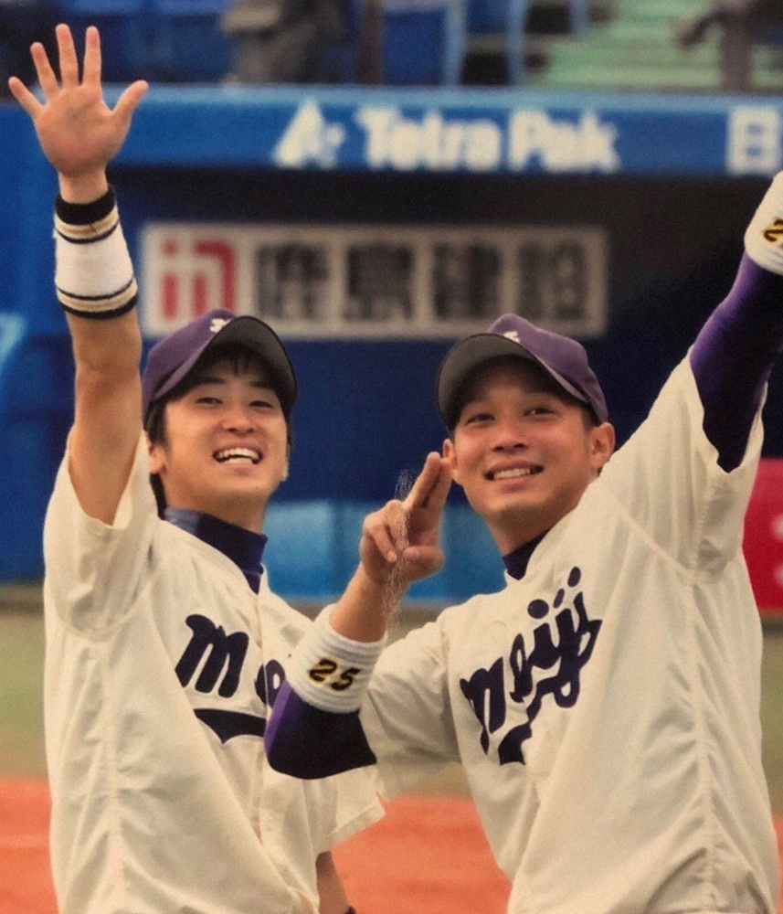 横浜高校を卒業後、明大に進学し、現在広島で活躍する上本（左）らとともにプレーした小川氏（本人提供）
