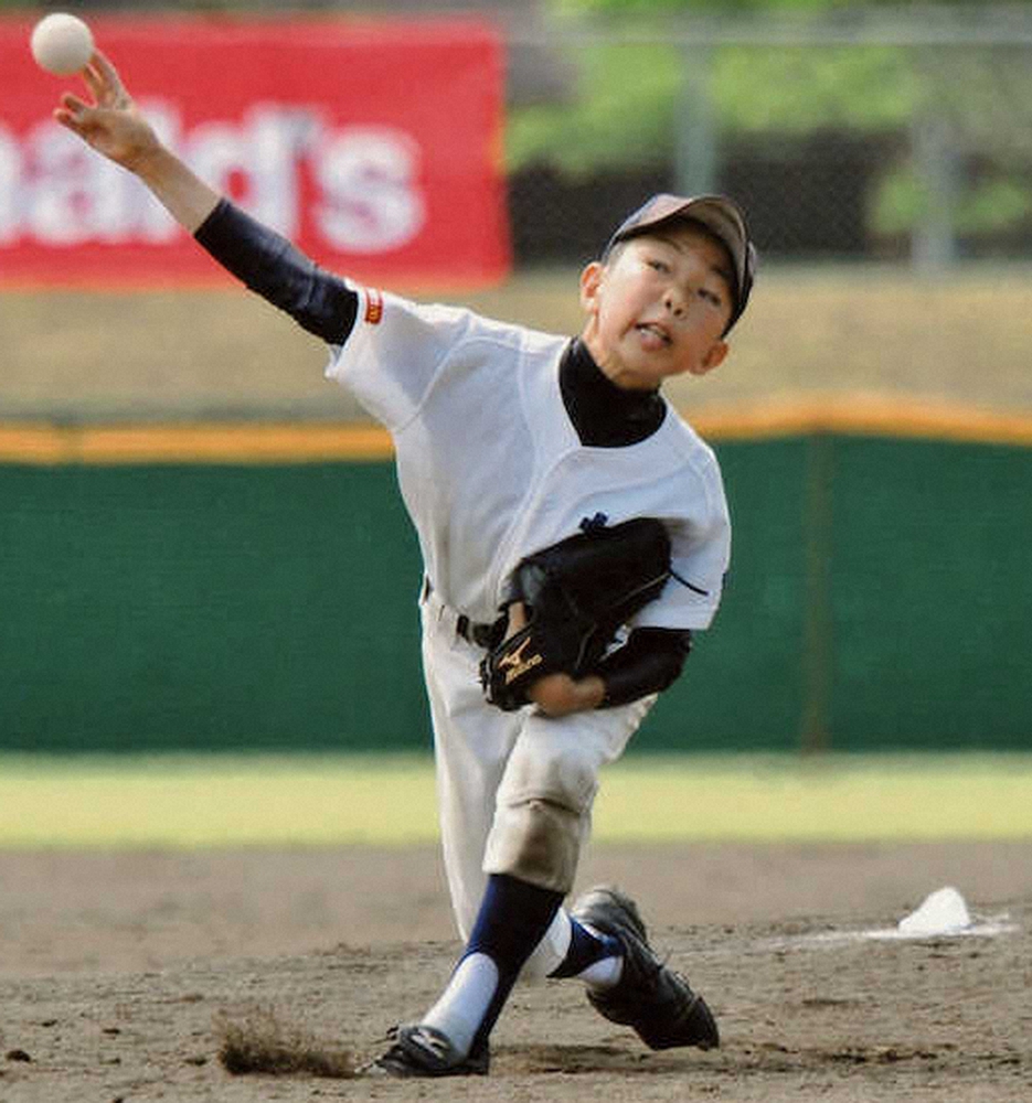 全日本学童軟式野球大会で力投する小学時代の石井大智（提供写真）