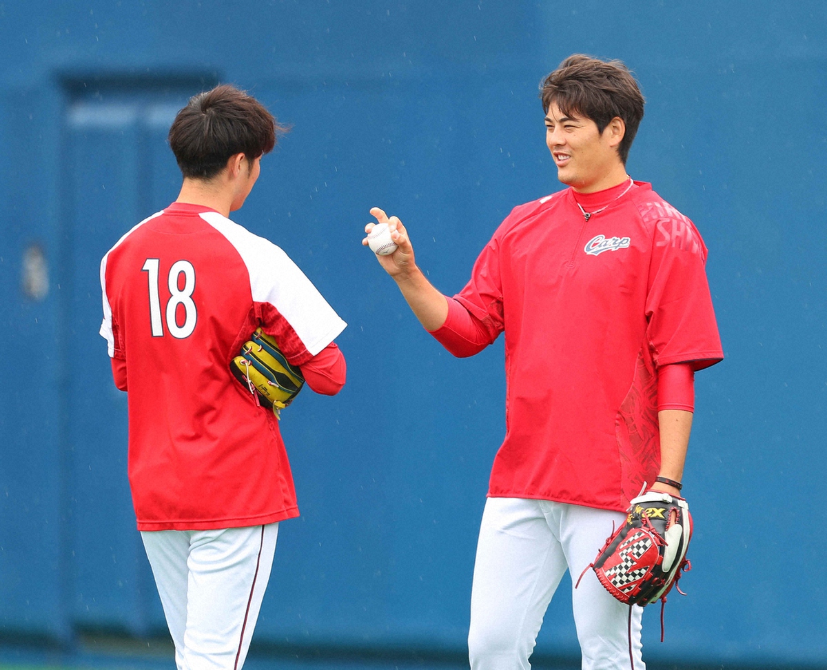 【画像・写真】森下（左）からカーブの極意を伝授してもらう九里