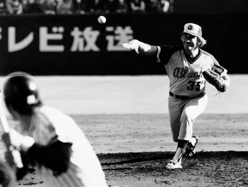 ＜全日本・全米＞1回一死三塁、掛布を遊飛に獲るP・ニークロ　＝1979年11月14日、西宮球場