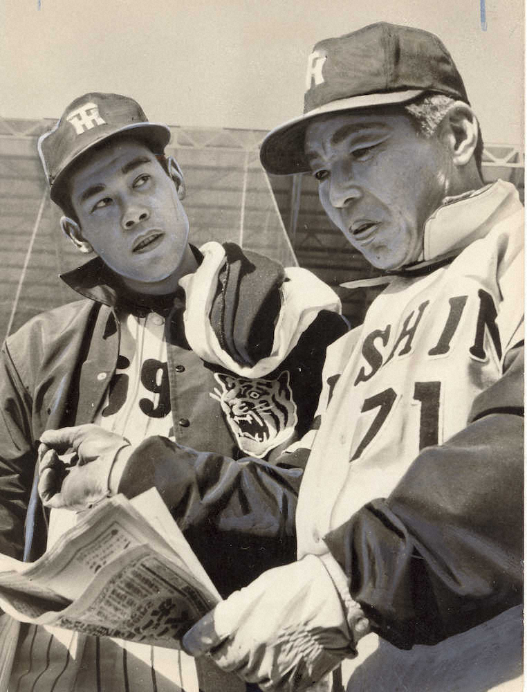 新聞を見せながら田淵幸一（左）を指導する阪神・藤井勇コーチ（1970年）