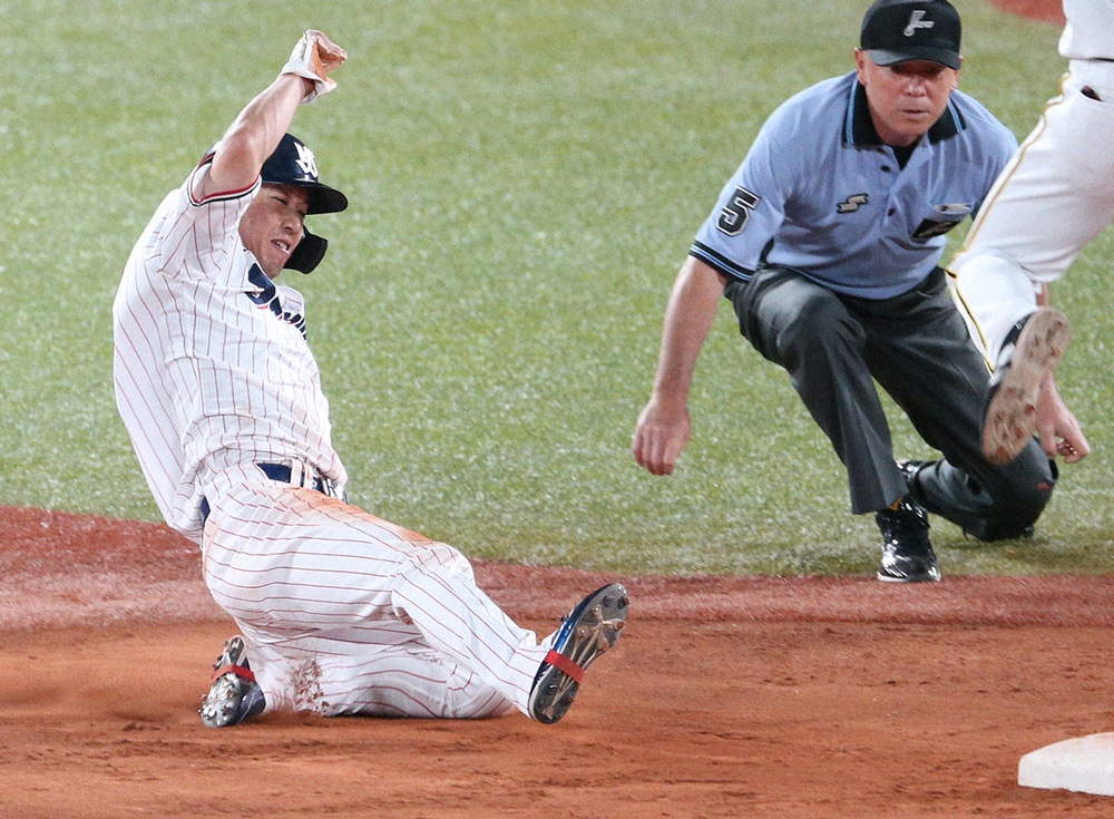 【画像・写真】ヤクルト・山田哲　新スパイクで「40本塁打＆40盗塁」“足スト”だ！