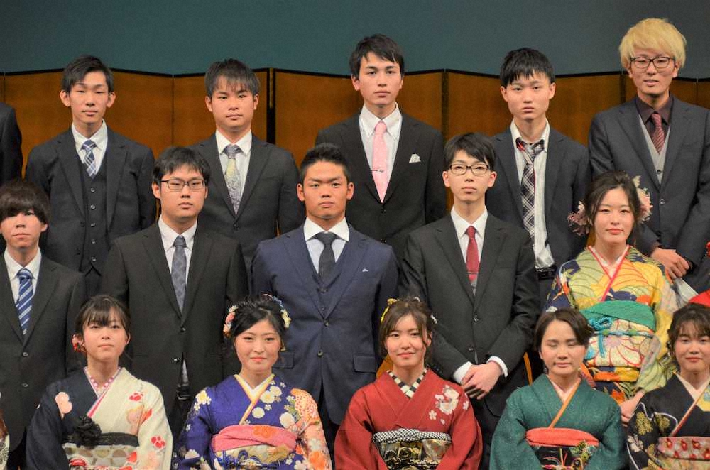 【画像・写真】中日・根尾　「全集中」で遊撃一本勝負！成人式で決意新た