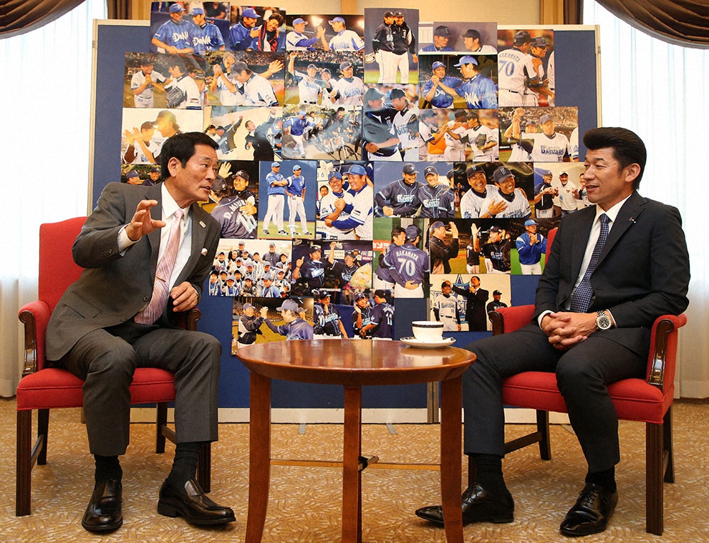 真剣にDeNAの未来像について語り合う中畑清氏（左）とDeNA・三浦新監督