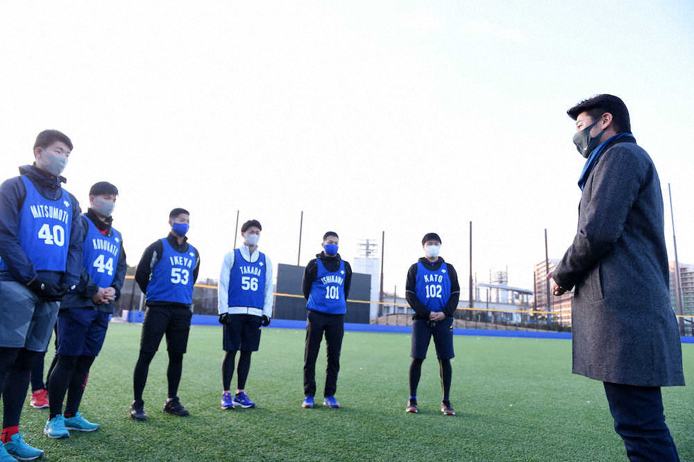 【画像・写真】DeNA・三浦新監督「逆算」のススメ！合同自主トレ視察で新人へアドバイス